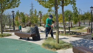 Aliağa Belediyesi Park Ve Okul Bahçelerinin Bakımını Yapıyor