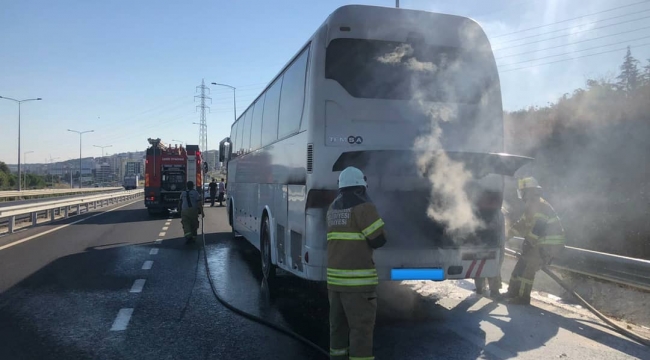 Aliağa'da seyir halinde servis otobüsünde yangın çıktı 