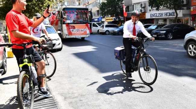 Başkan Soyer İzmirlileri bisiklet üzerinden selamladı