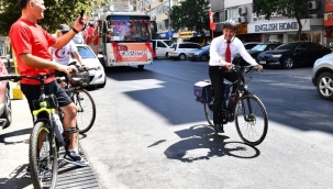 Başkan Soyer İzmirlileri bisiklet üzerinden selamladı