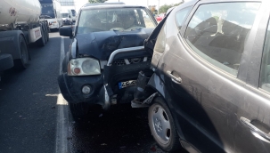 Foça Kavşağında 5 araçlı zincirleme kaza: 4 yaralı