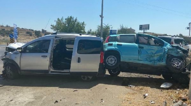 Gerenköy Kavşağında Trafik Kazası 1'i Ağır 3 Yaralı