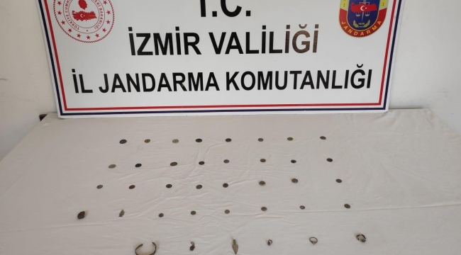 İzmir'de tarihi paraları satamadan yakalandı