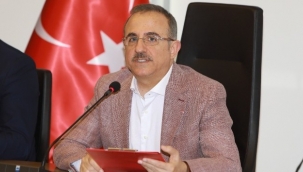 Konak'da dağıtılan Atatürk büstü tartışmaya neden oldu