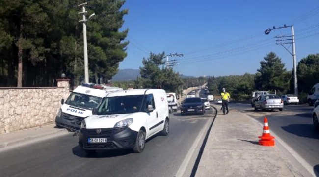 Kontrolden çıkan otomobil polis aracına çarptı: 3 yaralı