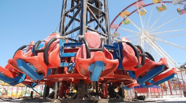 lunapark oyuncağının halatı koptu: 3 yaralı