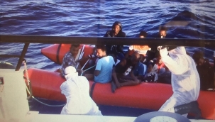 Yunanistan'ın ölüme ittiği 26 düzensiz göçmen kurtarıldı