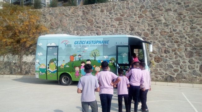  Anadolu Isuzu Aracı Gezici Kütüphane Projesi ile Okulları Ziyaret Etmeye Devam Ediyor