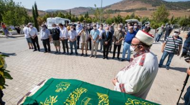 Başkan Soyer gazeteci Erbil Tuşalp'ın cenaze törenine katıldı