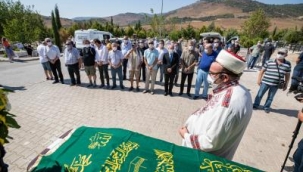 Başkan Soyer gazeteci Erbil Tuşalp'ın cenaze törenine katıldı