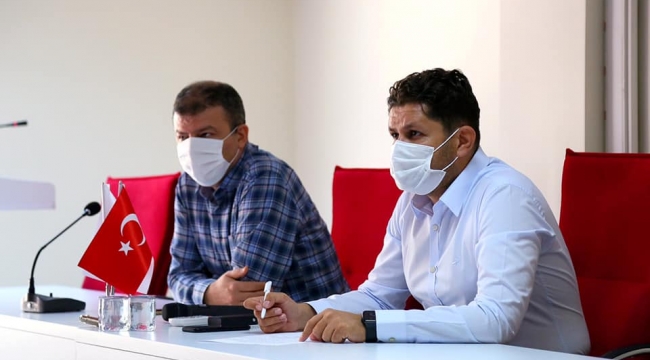 İzmir İl Sağlık Müdürü Op. Dr. M. Burak Öztop, başhekimleri ile toplantı yaptı