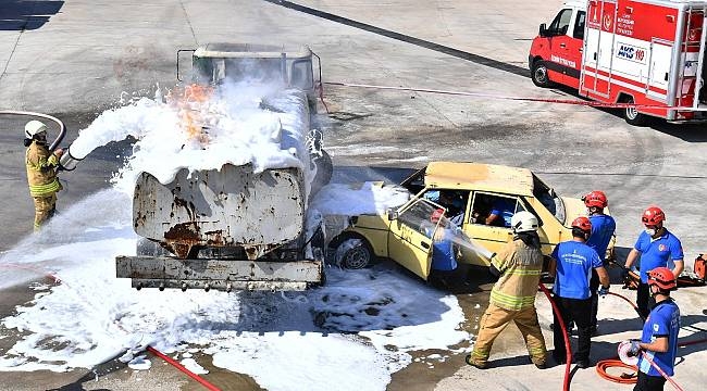 İzmir İtfaiyesi'nde sağlıkçılar hayat kurtarıyor