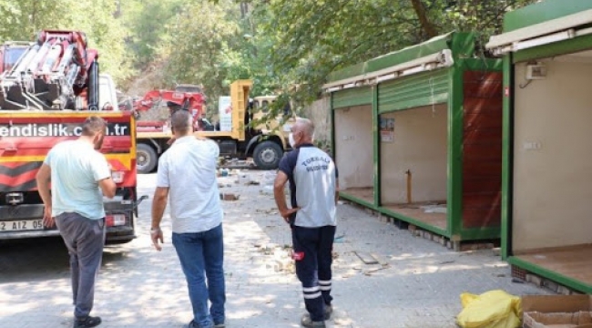 Kadınlar ekmek teknelerinin kaldırılışını gözyaşlarıyla izlediler