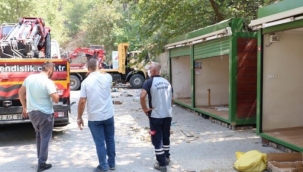 Kadınlar ekmek teknelerinin kaldırılışını gözyaşlarıyla izlediler