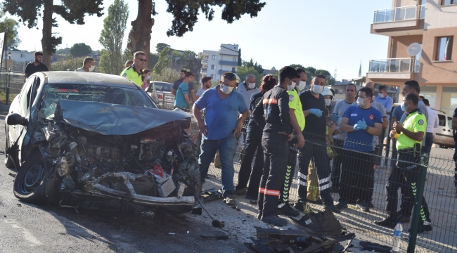 Kaza yapan araç savrularak yol kenarındaki yayalara çarptı