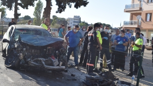 Kaza yapan araç savrularak yol kenarındaki yayalara çarptı