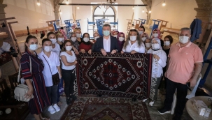 Kursta dokunan ilk Yağcıbedir Kız Bergama Halısı tezgâhtan indi