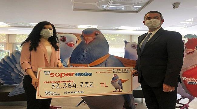 Süper Loto'dan büyük ikramiye kazanan talihli çekini teslim aldı