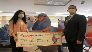Süper Loto'dan büyük ikramiye kazanan talihli çekini teslim aldı