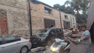 5 araç çöken duvarın altında kaldı