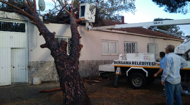 Bergama Belediyesi'nden şiddetli yağmur ve rüzgarın etkilediği mahallelere anında müdahale 