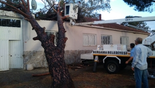 Bergama Belediyesi'nden şiddetli yağmur ve rüzgarın etkilediği mahallelere anında müdahale 