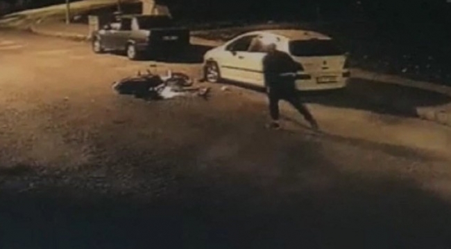 Bergama'da araca çarpan motosiklet sürücüsünün kaçtığı anlar kamerada