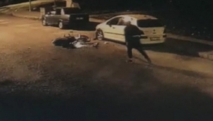 Bergama'da araca çarpan motosiklet sürücüsünün kaçtığı anlar kamerada