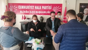 CHP Aliağa vatandaşlara destek amaçlı hazırladıkları yardım paketlerini ulaştırdı