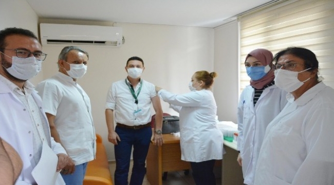 Çin'den getirilen Covid-19 aşısı İzmir'de uygulanmaya başlandı