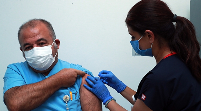 Covid-19 aşısının denemeleri Ankara Şehir Hastanesinde başladı