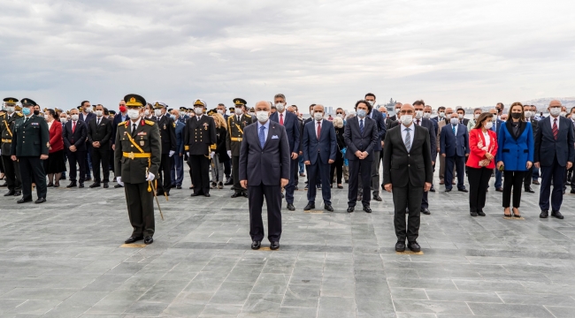 Cumhuriyet Bayramı kutlamaları çelenk töreniyle başladı