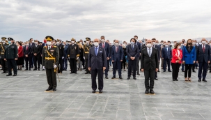 Cumhuriyet Bayramı kutlamaları çelenk töreniyle başladı