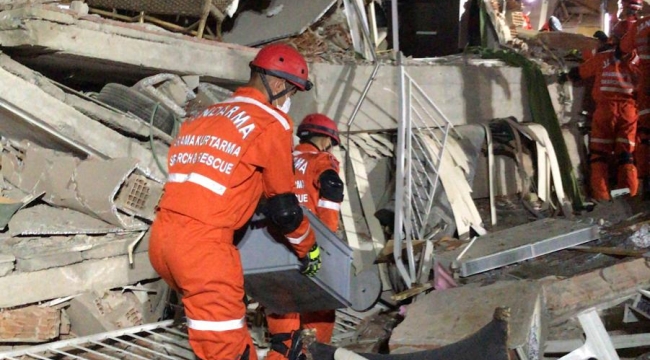 Depremde enkaz altında kalan bir kişi daha kurtarıldı