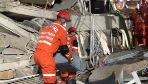 Depremde enkaz altında kalan bir kişi daha kurtarıldı
