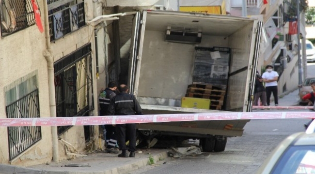 Freni boşalan kamyon doğalgaz borusuna çarptı, faciadan dönüldü