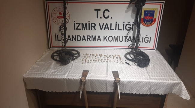 İzmir'de Jandarma kaçak kazı yapan şahsı suçüstü yakaladı.