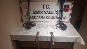 İzmir'de Jandarma kaçak kazı yapan şahsı suçüstü yakaladı.