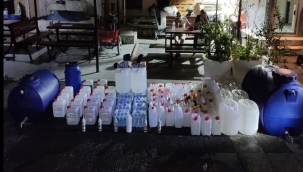 İzmir'de polislerin baskın yaptığı evden çok miktarda etil alkol ve sahte içki ele geçirildi
