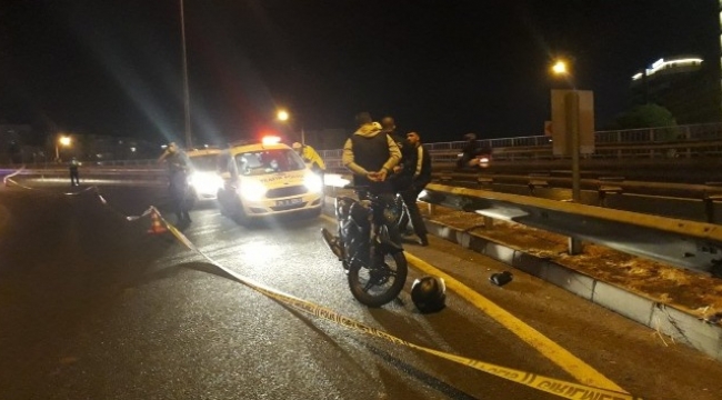 İzmir'de virajı alamayan motosiklet bariyere çarptı: 1 ölü
