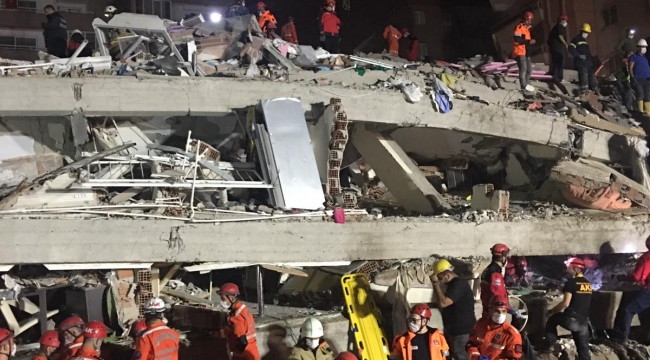 İzmir'deki depremde yıkılan binadan 7 kişi kurtarıldı