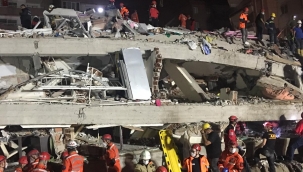 İzmir'deki depremde yıkılan binadan 7 kişi kurtarıldı