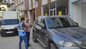 Kordon'da bisiklet yoluna giren özel araç sahibine cezai işlem başlatıldı