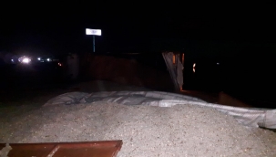 Aliağa'da pamuk çekirdeği yüklü tır devrildi