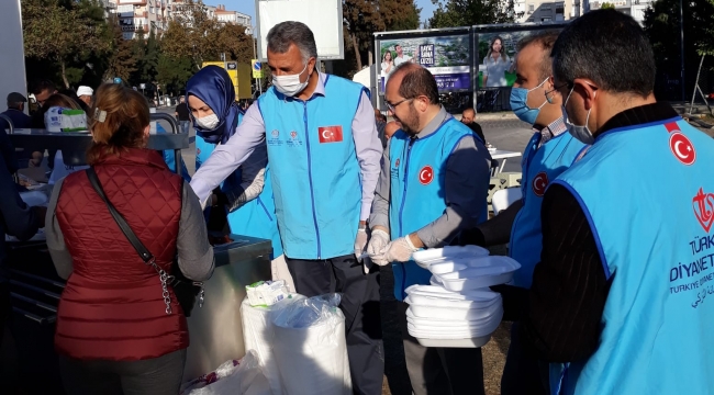 Aliağa  Müftülüğü, deprem bölgesinde sıcak yemek dağılımda görev aldı. 