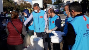 Aliağa  Müftülüğü, deprem bölgesinde sıcak yemek dağılımda görev aldı. 