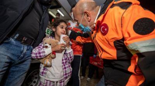 Başkan Soyer'den depremzedelere moral ziyareti