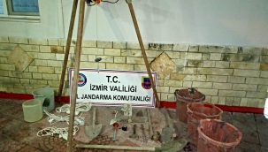 Bergama'da Evin mutfağında kaçak kazı yapıyorlardı, jandarmaya yakalandılar