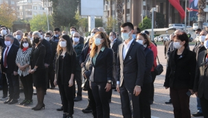 CHP Aliağa Atatürk Anıtı'na çelenk sundu