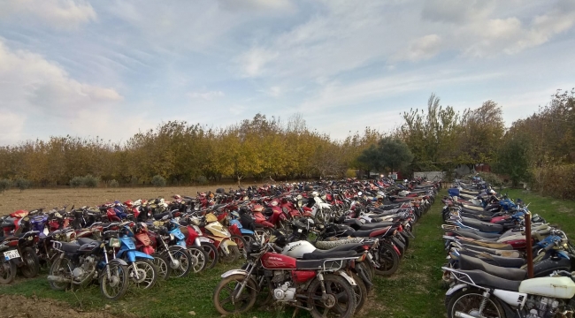 Kınık'da  Plakasız Ve Eksik Evraklı Motosikletler Toplanıyor.